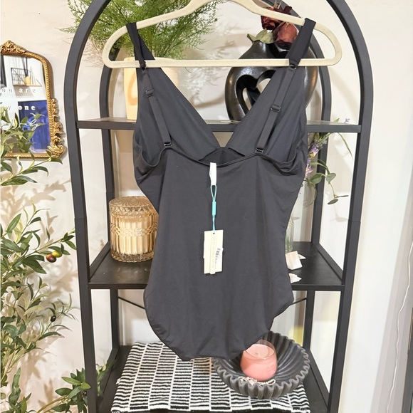 sea level swim Sleek Black One-Piece Swimsuit with V-Neck size 8 - Picture 6 of 11